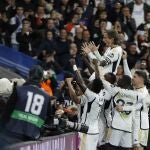 Modric celebra en lo alto de la piña el gol del Real Madrid