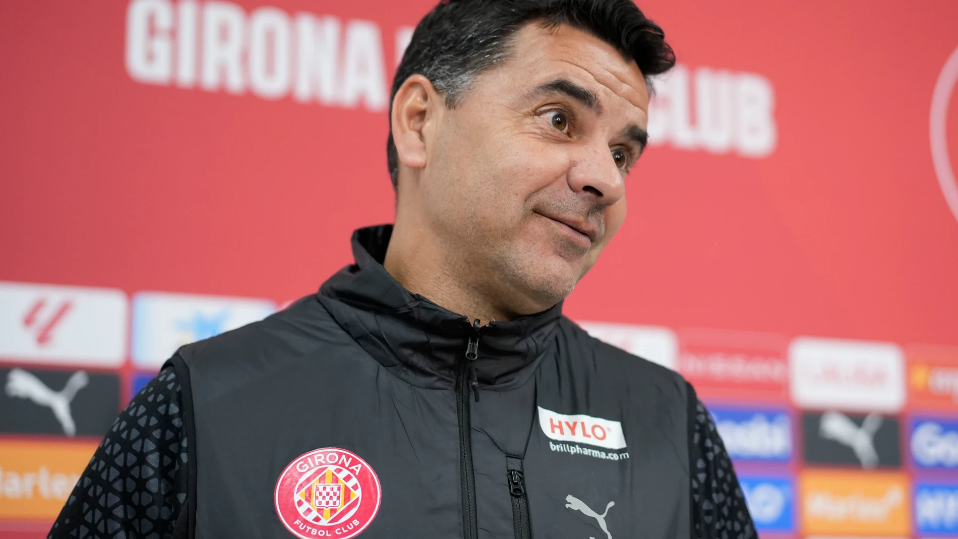 GIRONA, 25/02/2024.- El entrenador del Girona FC, Míchel Sánchez, da una rueda de prensa tras un entrenamiento del equipo este domingo en Girona, en la víspera de su partido de LaLiga EA Sports contra el Rayo Vallecano. EFE/David Borrat