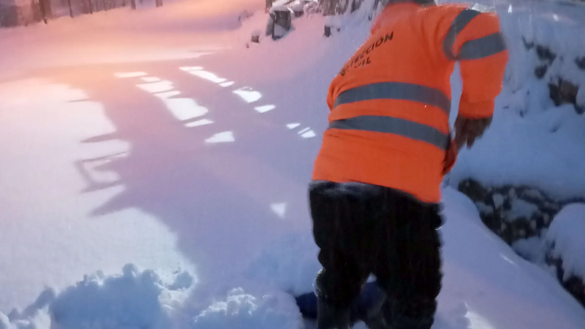 Un hombre retira nieve de la carretera en la localidad leonesa de Ferreras del Puerto