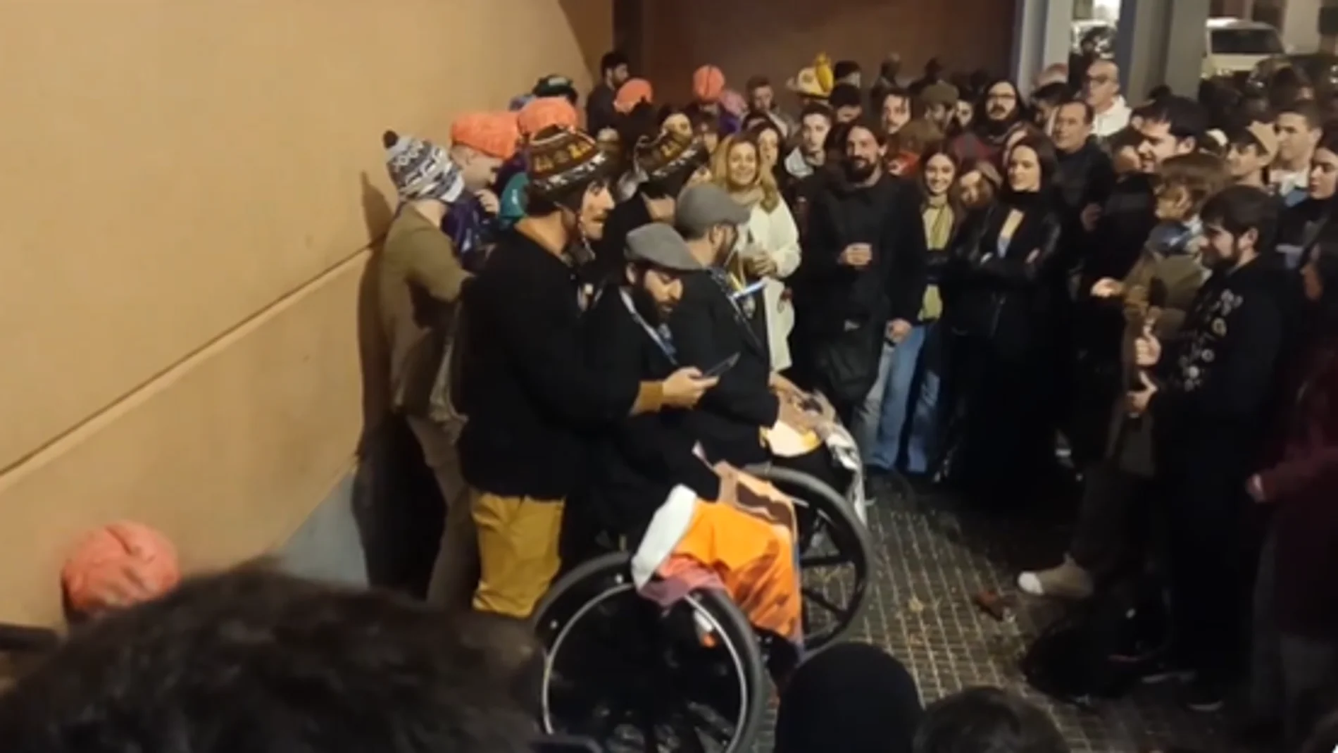 La chirigota 'Intocable' durante su actuación