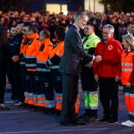 Los Reyes visitan a las familias afectadas por el incendio en Campanar (Valencia)
