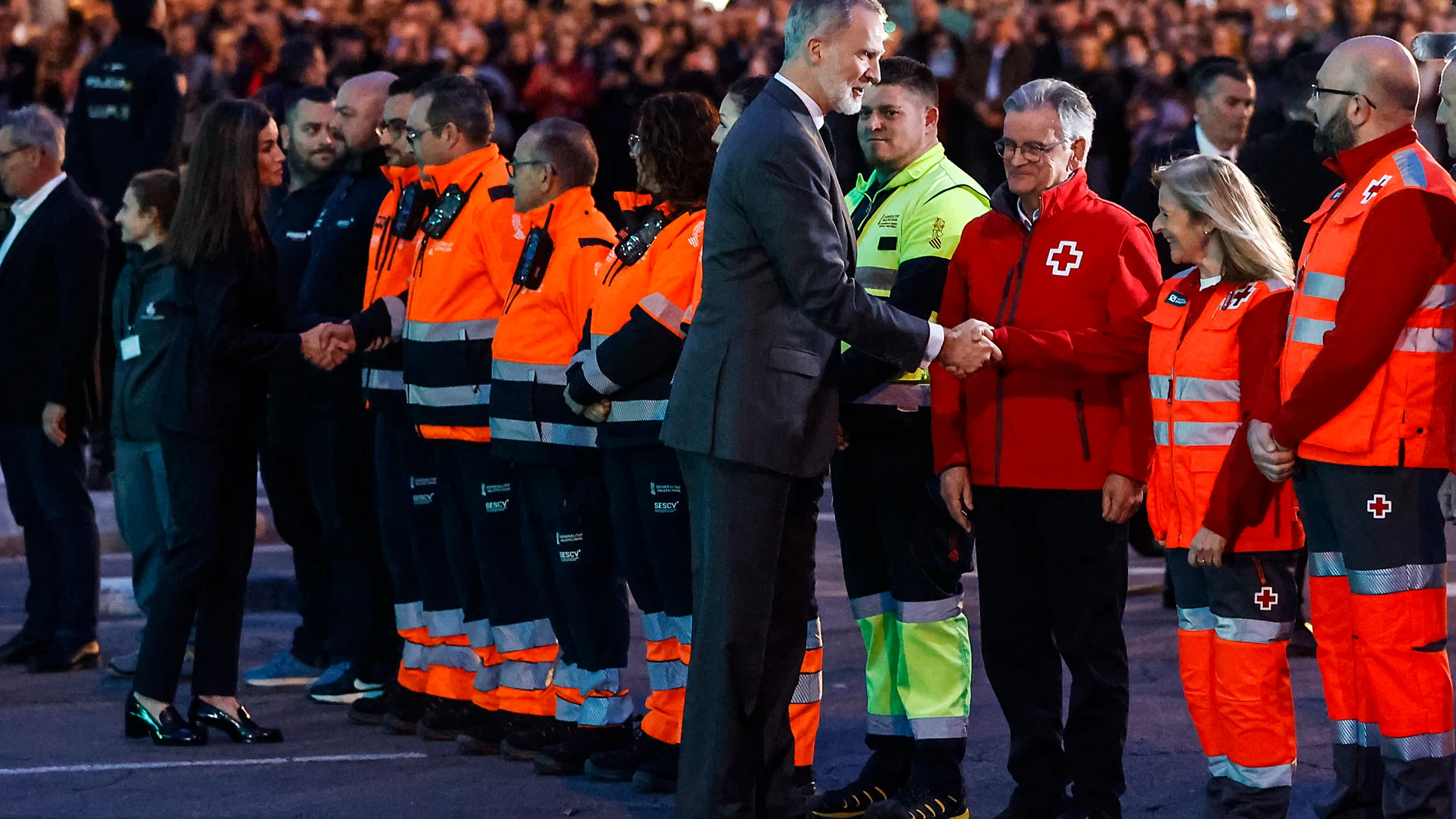 Los Reyes saludan a los agentes de los equipos de emergencias que trabajaron durante el incendio durante una visita a las familias afectadas por el incendio en un edificio de Campanar, a 26 de febrero de 2024, en Valencia, Comunidad Valenciana (España). Los Reyes han mostrado su apoyo a las familias afectadas por el gran incendio que el pasado 22 de febrero quemó por completo un edificio de 14 plantas dejando diez víctimas mortales en el barrio valenciano de Campanar. En el edificio, de 138 v...