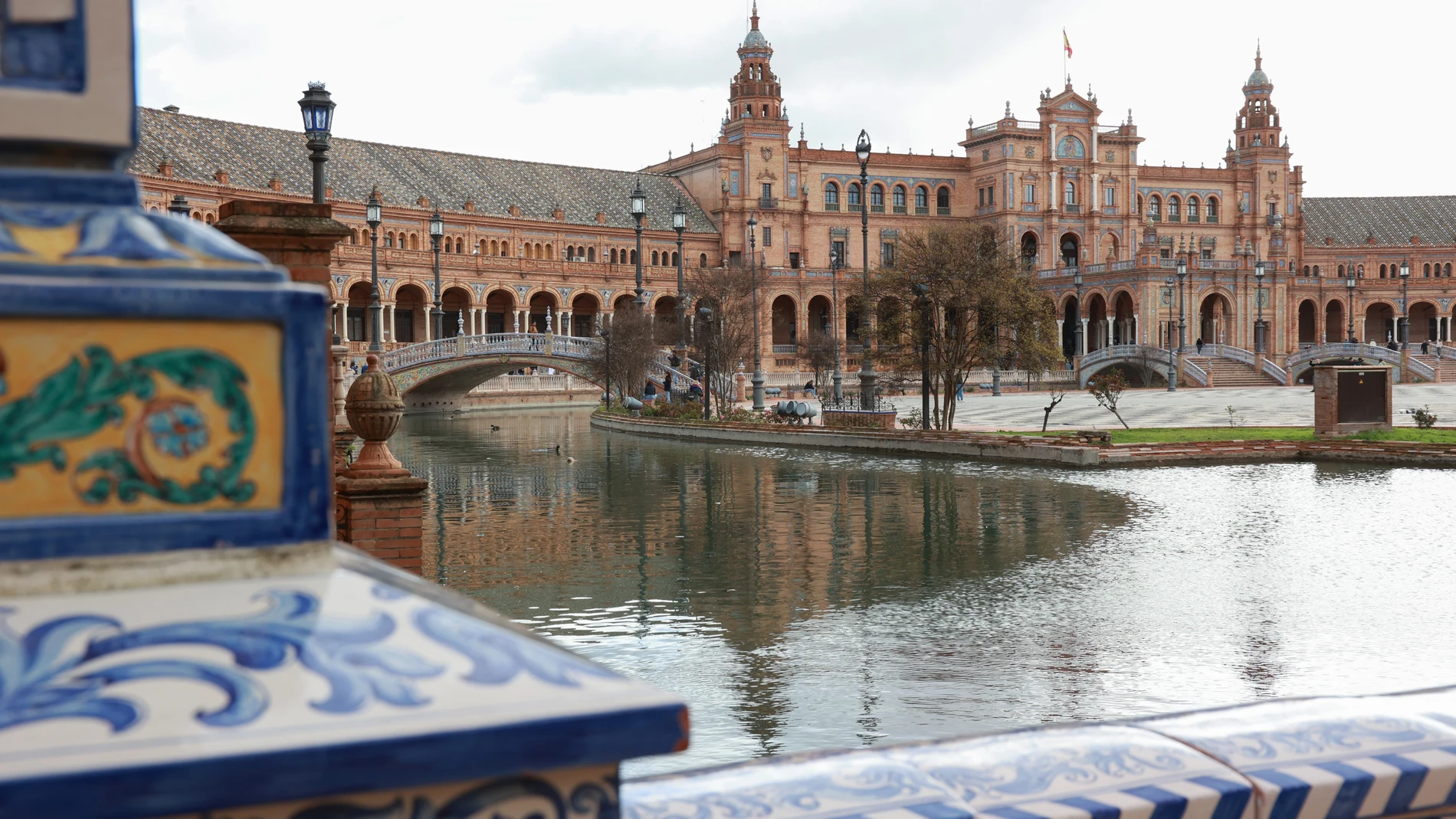 Vista general de la Plaza de España. A 26 de febrero de 2024, en Sevilla (Andalucía, España). El alcalde de Sevilla, José Luis Sanz, ha propuesto el cierre de la Plaza de España y cobrar una entrada a los turistas para así "financiar su conservación" y "mantener un servicio de vigilancia las 24 horas" del día. Además, con el cobro de una entrada a los visitantes --del que estarán exentos sevillanos de la capital y la provincia--, el Ayuntamiento quiere abrir una escuela de "restauración perma...