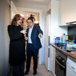 La alcaldesa de València, María José Catalá (izqda), visita las viviendas que se están acondicionado para los vecinos afectados por el incendio de un edificio del barrio de Campanar, donde el pasado jueves murieron diez personas