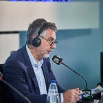 Programa de radio “Más de Uno” de Carlos Alsina en Onda Cero en la sede del Diario La Razón. © Alberto R. Rold