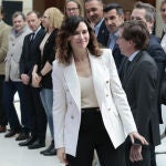 Isabel Díaz Ayuso con blazer blanca elegante.