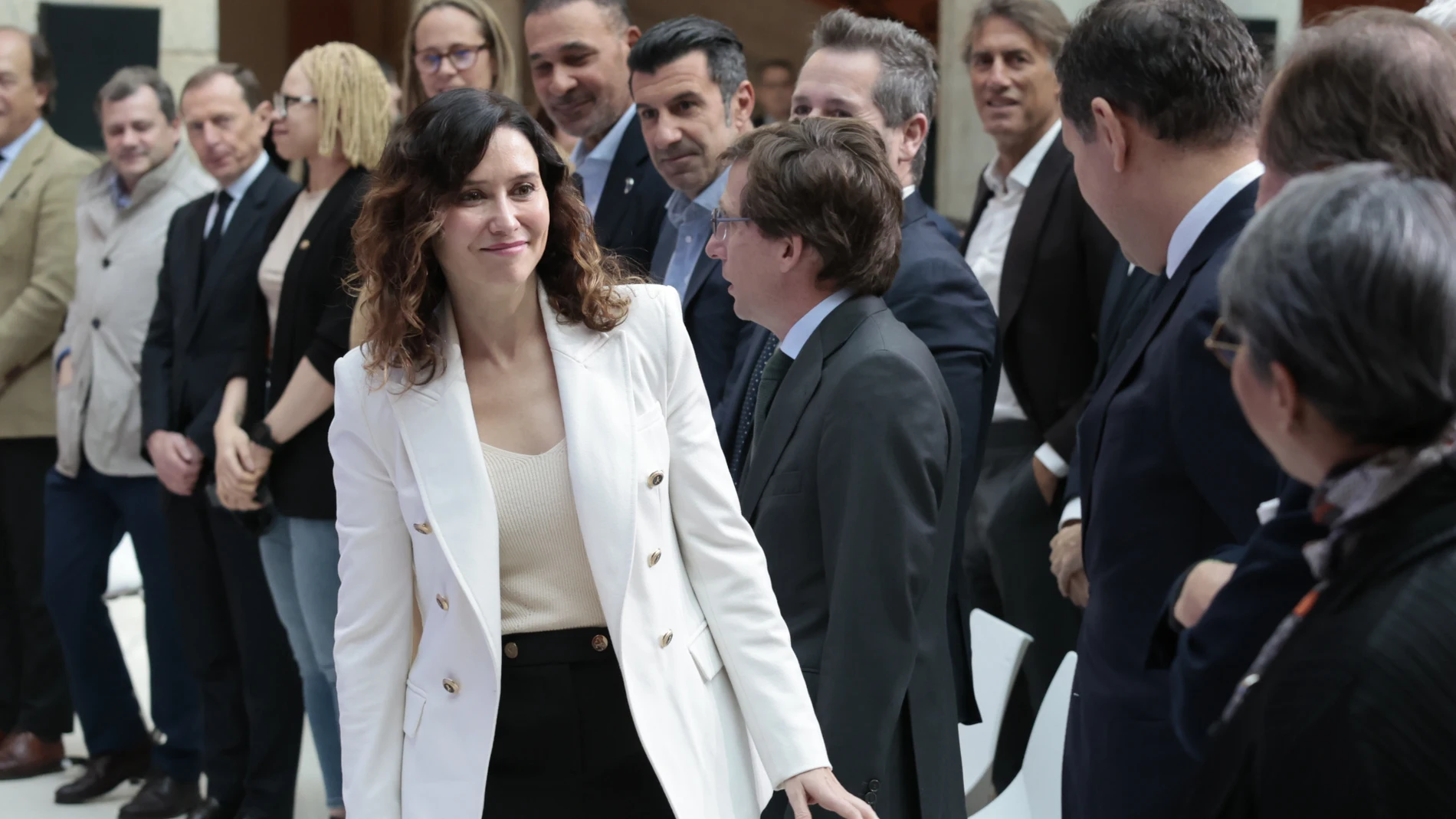 Isabel Díaz Ayuso con blazer blanca elegante.