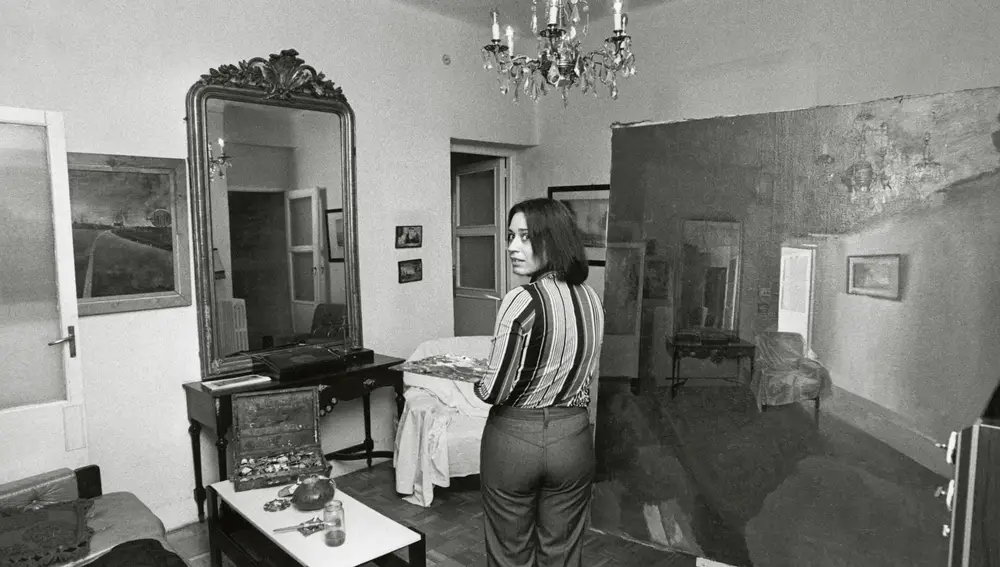 Fotografía de Isabel Quintanilla pintando una de sus obras