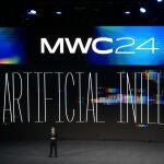 El presidente de GSMA y presidente ejecutivo de Telefónica, José María Álvarez-Pallete, durante su intervención en la jornada inaugural del MWC 2024, el principal congreso tecnológico del mundo, que prevé reunir a unas 95.000 personas, y que ha abierto sus puertas este lunes en Barcelona. 
