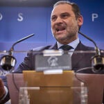 El exministro José Luis Ábalos sale tras ofrecer una rueda de prensa en la que ha anunciado que mantiene su ac