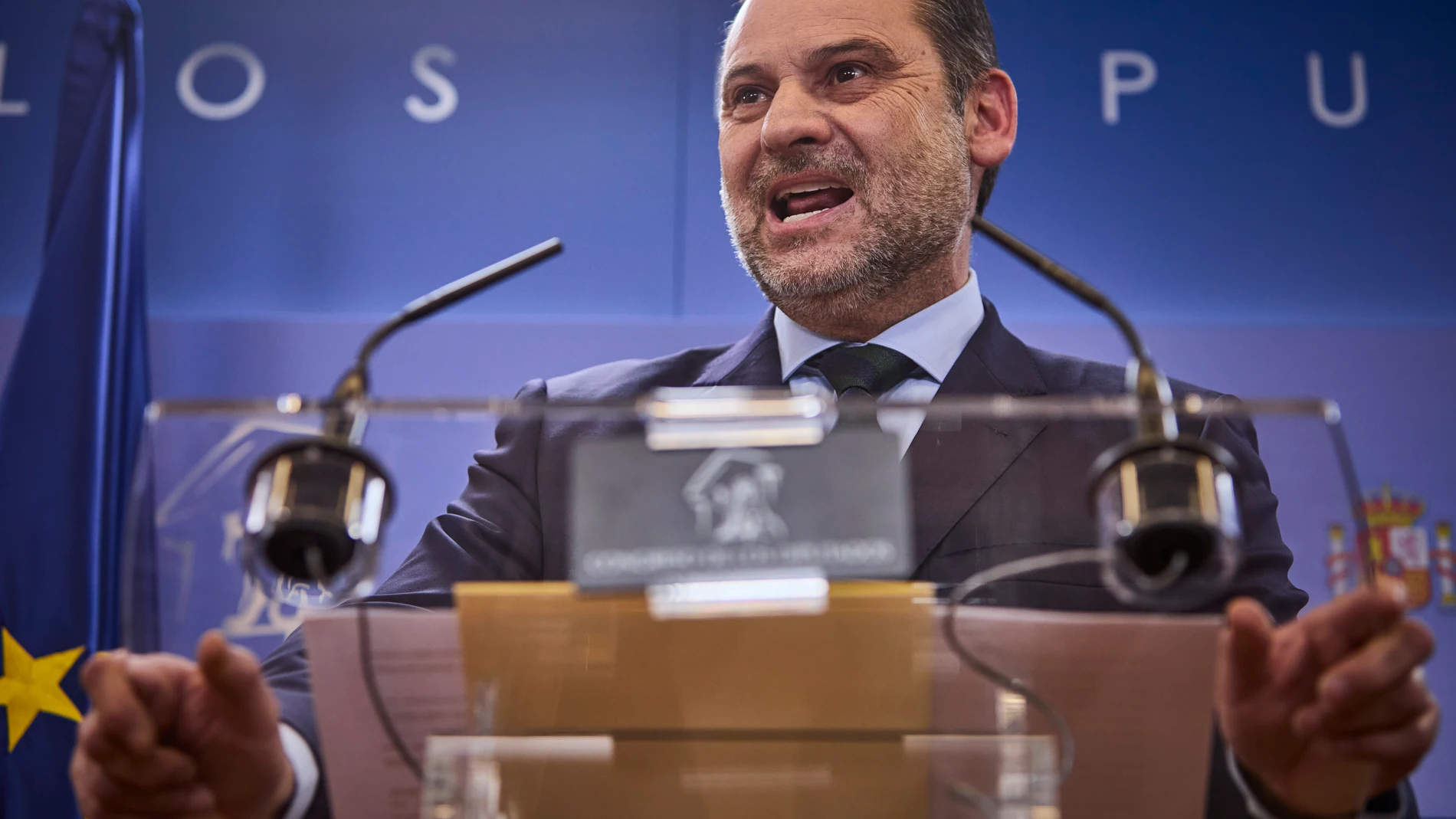 El exministro José Luis Ábalos sale tras ofrecer una rueda de prensa en la que ha anunciado que mantiene su acta de diputado por Valencia en el Congreso y que pasará al grupo mixto, con lo que desoye la exigencia del PSOE que le dio un plazo de 24 horas para dejar su escaño ante el caso Koldo © Alberto R. Roldán / Diario La Razón. 27 02 2024