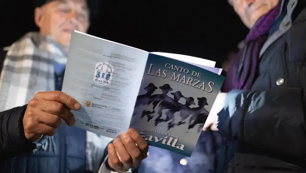 El grupo Tradicional Gavilla de Burgos durante el canto de Las Marzas