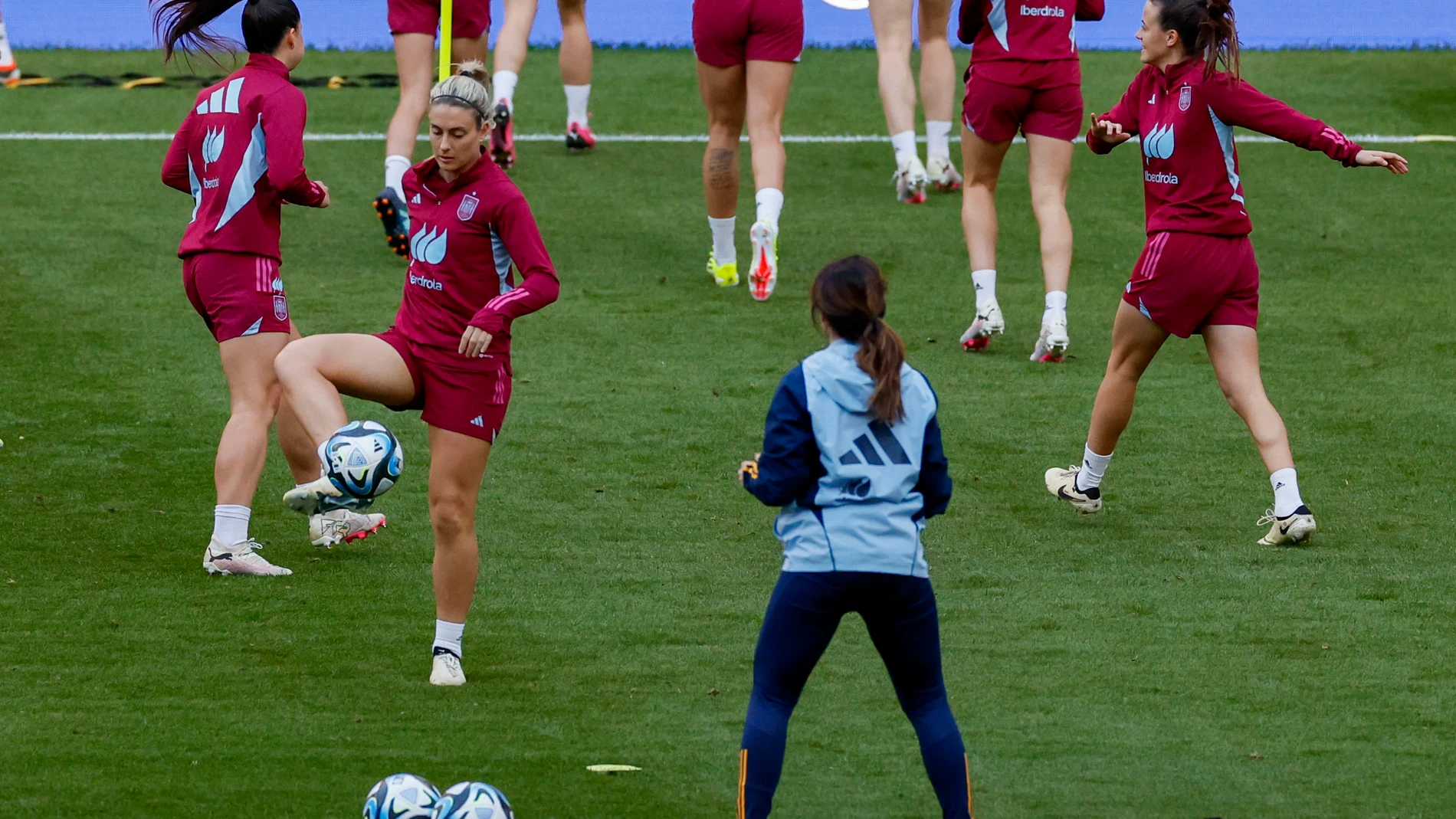SEVILLA, 27/02/2024.- La centrocampista de la selección española Alexia Putellas (i) participa en un entrenamiento este martes previa al partido final de la Liga de Naciones Femenina entre España y Francia que disputarán mañana miércoles en el estadio de La Cartuja, en Sevilla, en el que las dos selecciones buscan entrar en su historia como la primera campeona. EFE/Julio Muñoz