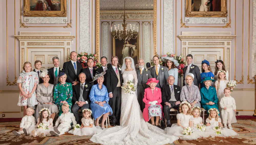 Fotografía oficial de Lady Gabriella Windsor y Mr Thomas Kingston del día de su boda en los jardines de Frogmore House