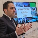 El diputado de Turismo, Javier Figueredo, durante la rueda de prensa
