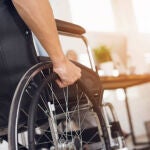 Una persona en silla de ruedas