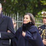 Los Reyes a la llegada al funeral en Londres.