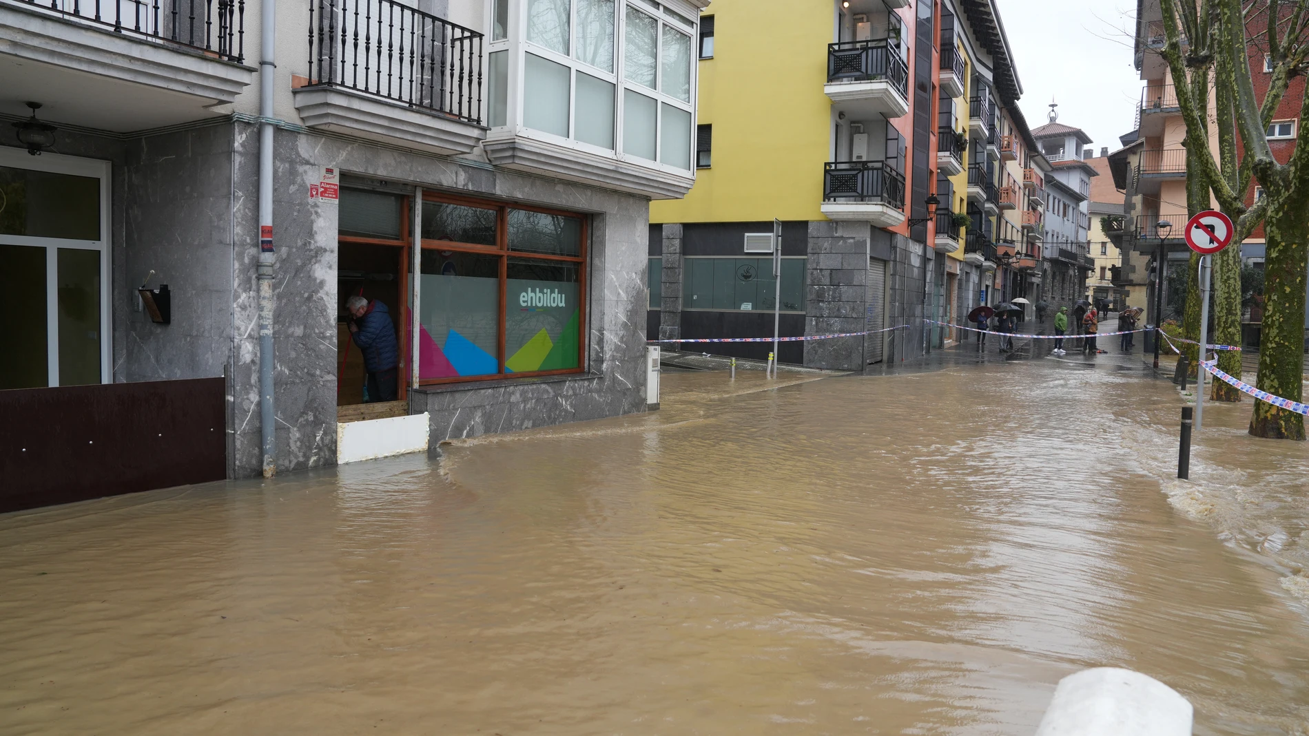 Calles de Andoáin afectadas por el desbordamiento del río Oria, a 27 de febrero de 2024, en Andoáin, San Sebastián, Gipuzkoa, País Vasco (España). El río Oria en Gipuzkoa, que ya se ha desbordado en Zubieta y algunos puntos de Andoain, es el principal foco de atención después de una noche de intensas y continuas lluvias que han dejado por el momento más de 60 litros por metro cuadrado. La estación de Lasarte, correspondiente a la cuenca del Oria, ha alcanzado el nivel rojo y algunas carretera...