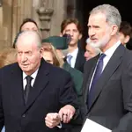 Felipe VI ayuda a Don Juan Carlos a la salida de la misa en homenaje a Constantino de Grecia