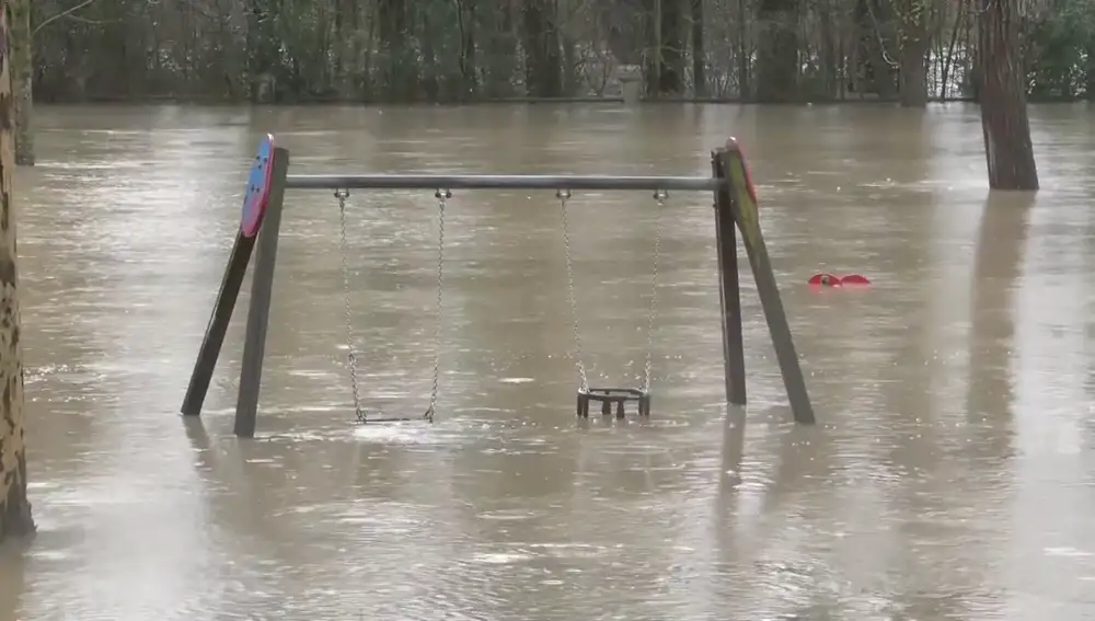 Las intensas lluvias caídas en Vitoria han provocado inundaciones en parques y viviendas