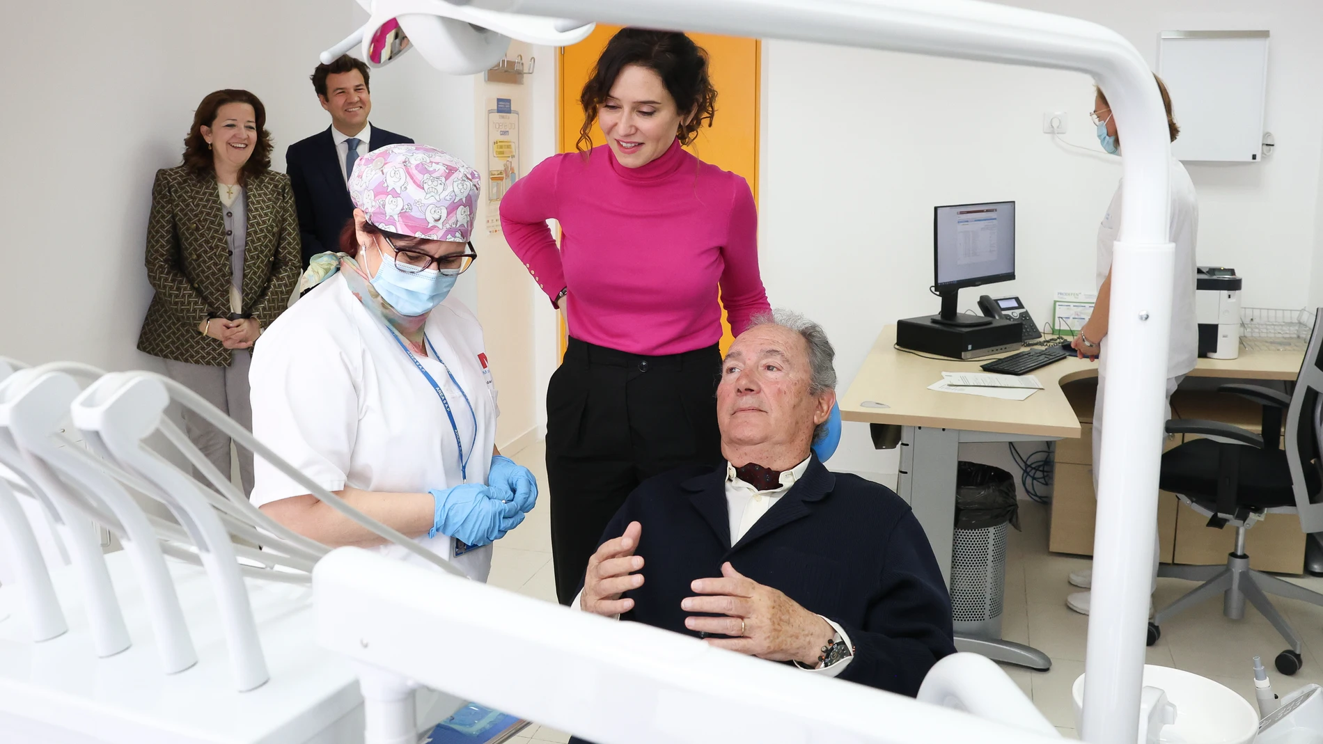 La presidenta de la Comunidad de Madrid, Isabel Díaz Ayuso (2d), presenta las nuevas prestaciones de salud bucodental que la Administración regional ofrece a las personas mayores de 80 años, en el Centro de Salud La Marazuela, a 27 de febrero de 2024, en Las Rozas, Madrid (España). Unos 360.000 madrileños mayores de 80 años podrán acceder a tratamientos de caries y prótesis completas financiados por la Comunidad de Madrid. El plan cuenta con un presupuesto de 16 millones de euros para sufraga...