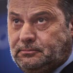 El exministro José Luis Ábalos sale tras ofrecer una rueda de prensa en la que ha anunciado que mantiene su ac