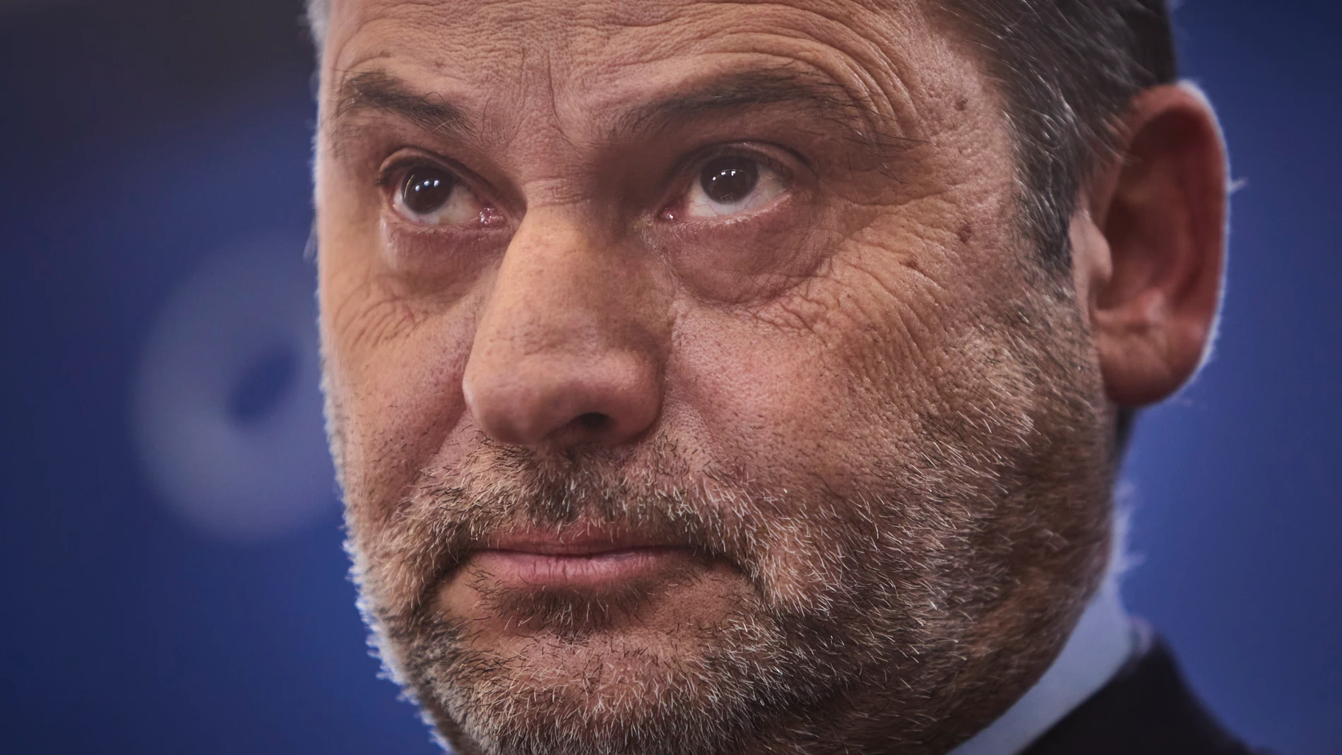 El exministro José Luis Ábalos sale tras ofrecer una rueda de prensa en la que ha anunciado que mantiene su acta de diputado por Valencia en el Congreso y que pasará al grupo mixto, con lo que desoye la exigencia del PSOE que le dio un plazo de 24 horas para dejar su escaño ante el caso Koldo © Alberto R. Roldán / Diario La Razón. 27 02 2024