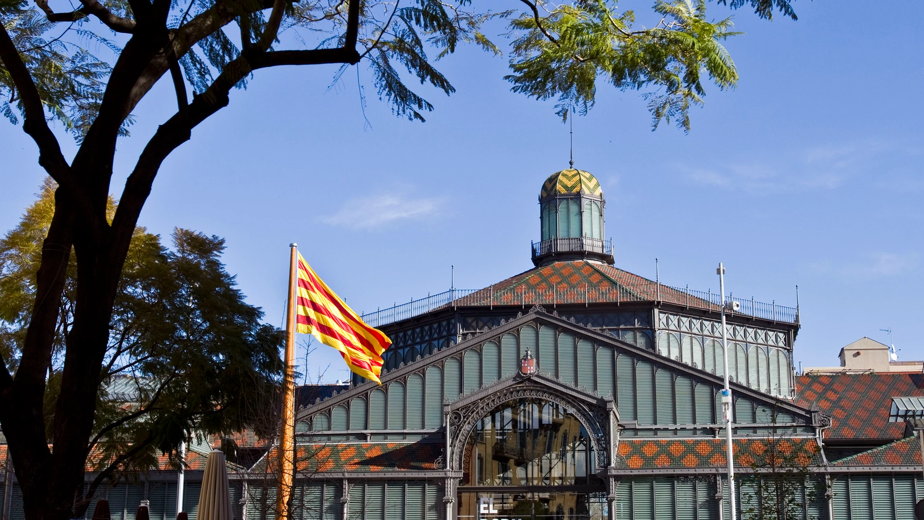Una imagen de la fachada del mercado modernista