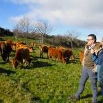 El conselleiro, esta mañana, en una explotación de vacuno de carne. 