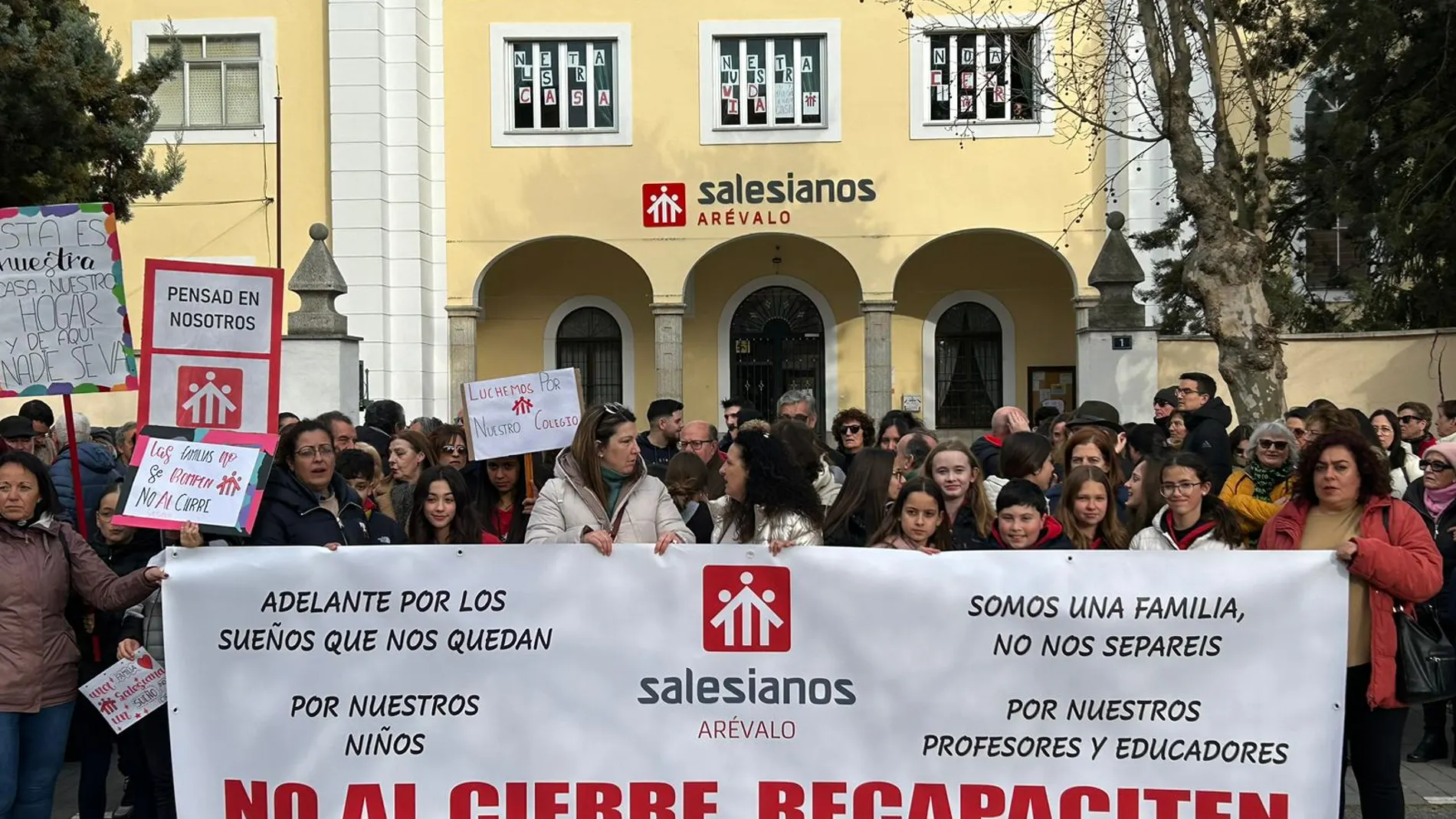 Familias y alumnos se manifiestan a las puertas del centro educativo en Arévalo