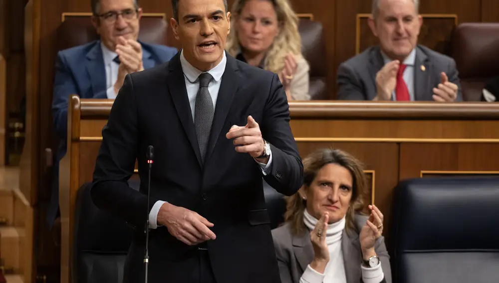 El presidente del Gobierno, Pedro Sánchez, interviene durante una sesión de control al Gobierno, en el Congreso de los Diputados, a 28 de febrero de 2024, en Madrid (España). La implicación de Koldo García Izaguirre, que fue asesor del exministro socialista José Luis Ábalos, en una supuesta trama de comisiones en contratos de material anticovid durante la pandemia protagoniza la sesión de control al Gobierno con una ofensiva de PP y Vox contra el Ejecutivo que incluye preguntas al presidente Pedro Sánchez y cuatro de sus ministros.Tras el ‘caso Koldoí, el PSOE pidió a José Luis Ábalos, el pasado lunes 26 de febrero, que entregase su acta de diputado en las siguientes 24 horas. Sin embargo, ayer el exministro se negó a dimitir y seguirá como diputado pero en el Grupo Mixto, ya que insiste que no está imputado en ninguna causa. 28 FEBRERO 2024;CONGRESO;PLENO;SESIÓN DE CONTROL Eduardo Parra / Europa Press 28/02/2024