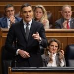El presidente del Gobierno, Pedro Sánchez, interviene durante una sesión de control al Gobierno, en el Congreso de los Diputados, a 28 de febrero de 2024, en Madrid (España). La implicación de Koldo García Izaguirre, que fue asesor del exministro socialista José Luis Ábalos, en una supuesta trama de comisiones en contratos de material anticovid durante la pandemia protagoniza la sesión de control al Gobierno con una ofensiva de PP y Vox contra el Ejecutivo que incluye preguntas al presidente Pedro Sánchez y cuatro de sus ministros.Tras el ‘caso Koldoí, el PSOE pidió a José Luis Ábalos, el pasado lunes 26 de febrero, que entregase su acta de diputado en las siguientes 24 horas. Sin embargo, ayer el exministro se negó a dimitir y seguirá como diputado pero en el Grupo Mixto, ya que insiste que no está imputado en ninguna causa. 28 FEBRERO 2024;CONGRESO;PLENO;SESIÓN DE CONTROL Eduardo Parra / Europa Press 28/02/2024