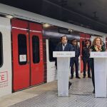 El conseller de Interior, Joan Ignasi Elena, y la consellera de Territorio, Ester Capella, en una estación de Ferrocarrils de la Generalitat 