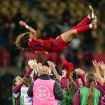 Vicky López es manteada por sus compañeras después de su debut