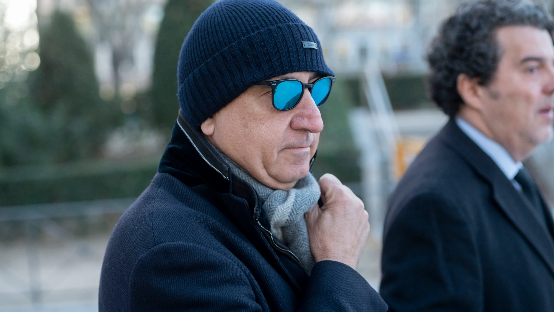 El empresario Juan Carlos Cueto llega a la Audiencia Nacional para declarar, a 28 de febrero de 2024, en Madrid (España). El juez, Ismael Moreno, que investiga el presunto cobro de comisiones ilegales por la venta de material sanitario durante la pandemia (caso Koldo), ha citado al empresario Juan Carlos Cueto, por estar detrás de la empresa a la que se adjudicaron los contratos. Según la Fiscalía Anticorrupción, Cueto, que estaría detrás de Soluciones de Gestión, se habría embolsado 9,6 mill...