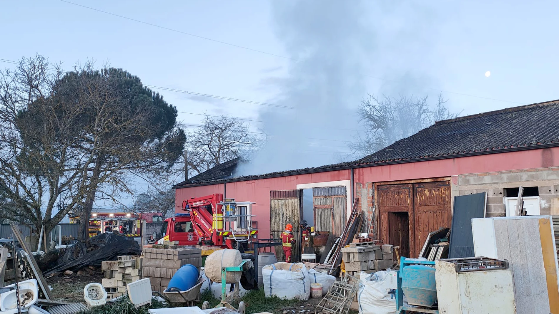 Bomberos trabajando en el incendio de la nave