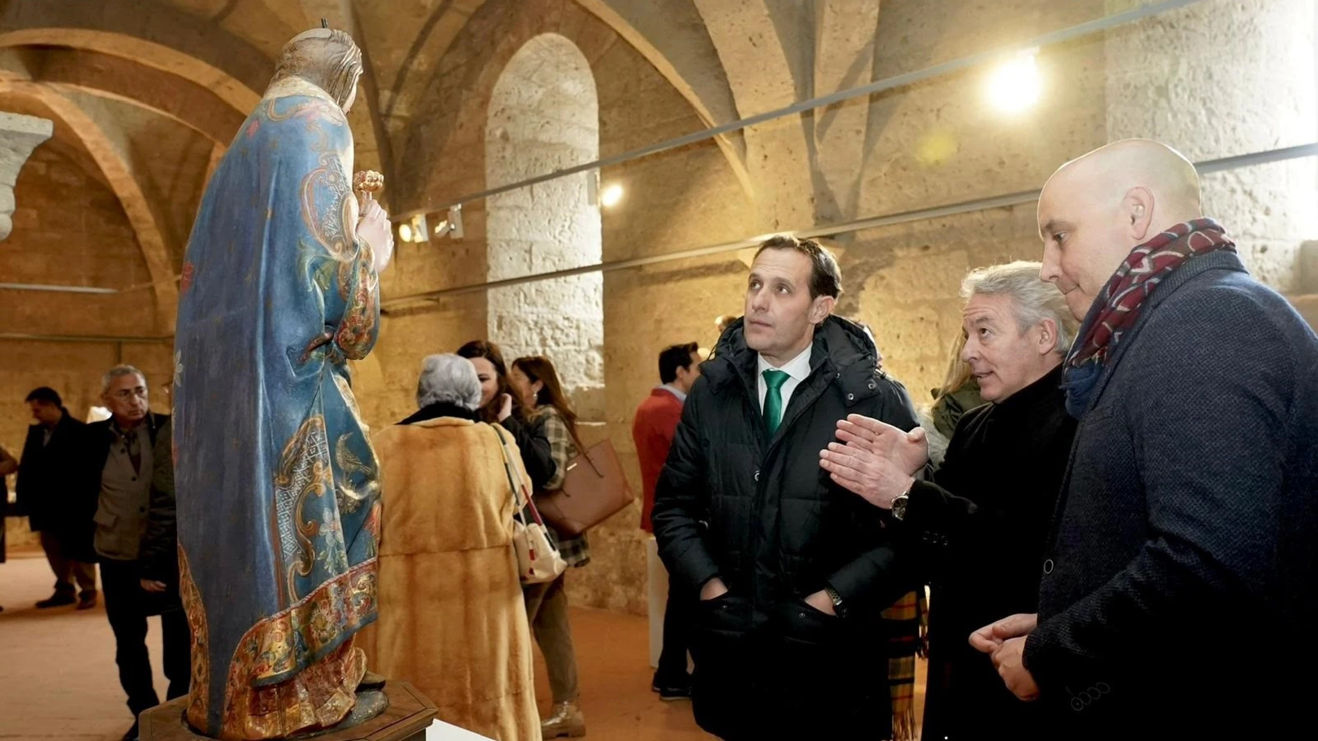 El presidente de la Diputación de Valladolid, Conrado Íscar, observa una de las piezas restauradas