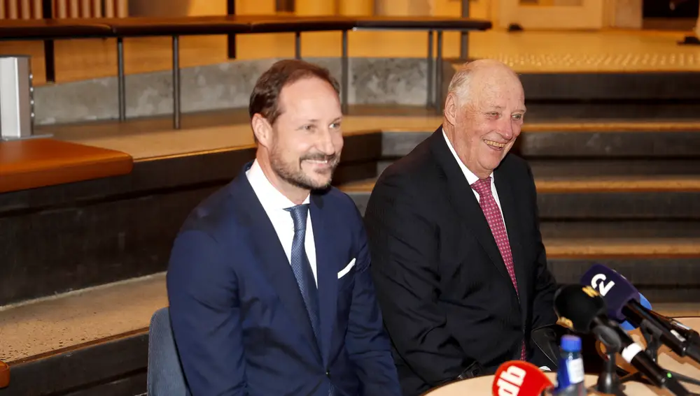 El Rey Harald de Noruega y su hijo, el príncipe Haakon