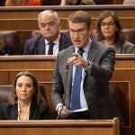 El presidente del PP, Alberto Núñez Feijóo, interviene durante una sesión de control al Gobierno, en el Congreso de los Diputados, a 28 de febrero de 2024, en Madrid (España). La implicación de Koldo García Izaguirre, que fue asesor del exministro socialista José Luis Ábalos, en una supuesta trama de comisiones en contratos de material anticovid durante la pandemia protagoniza la sesión de control al Gobierno con una ofensiva de PP y Vox contra el Ejecutivo que incluye preguntas al presidente Pedro Sánchez y cuatro de sus ministros.Tras el ‘caso Koldoí, el PSOE pidió a José Luis Ábalos, el pasado lunes 26 de febrero, que entregase su acta de diputado en las siguientes 24 horas. Sin embargo, ayer el exministro se negó a dimitir y seguirá como diputado pero en el Grupo Mixto, ya que insiste que no está imputado en ninguna causa. 28 FEBRERO 2024;CONGRESO;PLENO;SESIÓN DE CONTROL Eduardo Parra / Europa Press 28/02/2024