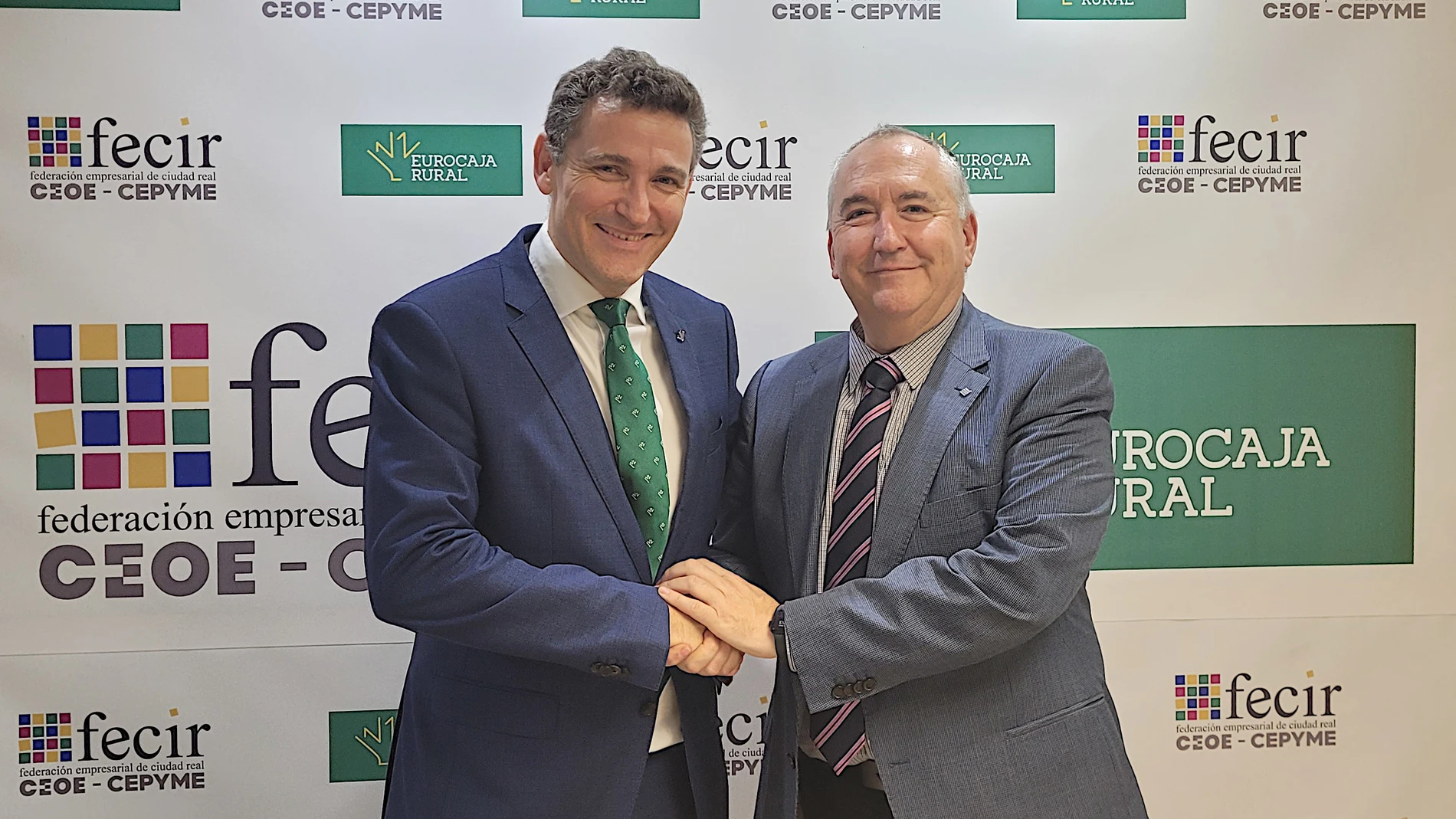 El director general de Eurocaja Rural, Víctor Manuel Martín López, y el presidente de la Federación Empresarial de Ciudad Real (FECIR CEOE-CEPYME), Carlos Marín de la Rubia. EUROCAJA RURAL 28/02/2024