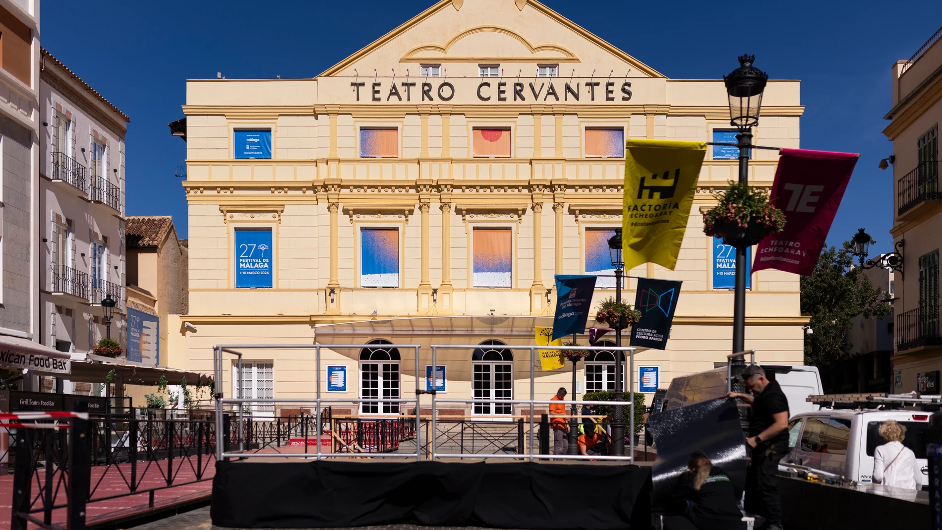 GRAFAND9431. MÁLAGA, 29/02/2024.- Dos operarios trabajan a las puertas del Teatro Cervantes de la capital malagueña donde mañana viernes se inaugura la vigésima séptima edición del Festival de Cine de Málaga que convierte a esta ciudad en la capital de la industria audiovisual española e iberoamericana. EFE/Carlos Díaz