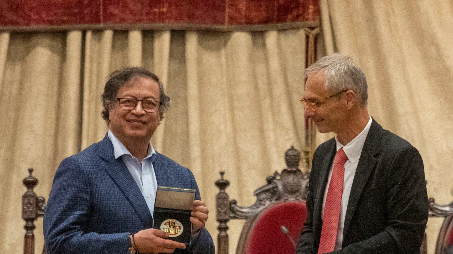 El rector de la USAL, Ricardo Rivero, entrega el reconocimiento a Gustavo Petro