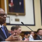 EEUU.- Lloyd Austin asume su "responsabilidad" ante el Congreso por ocultar su hospitalización debido a un cáncer