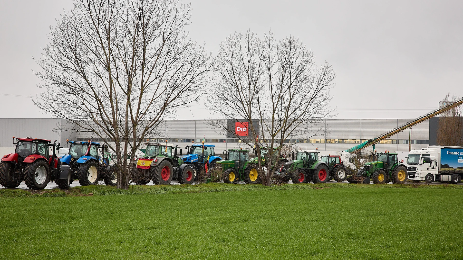 MIRANDA DE EBRO (BURGOS), 29/02/2024.- Agricultores de Burgos, La Rioja y Álava bloquean las plataformas logísticas de Día y Alcampo en Miranda de Ebro (Burgos) en una jornada más de protestas del campo en España. EFE/David Pérez-Cejuela