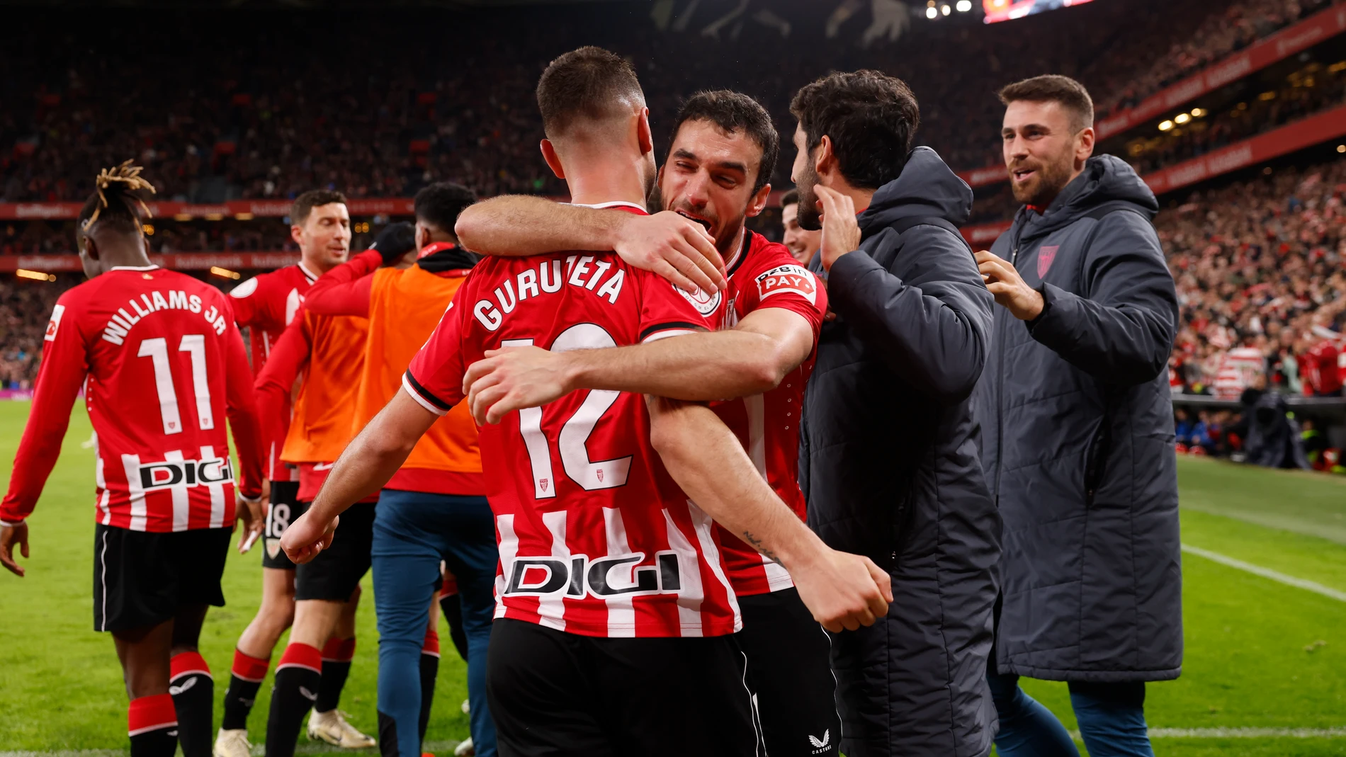 BILBAO, 29/02/2024.- Los jugadores del Athletic Club celebran el tercer gol del equipo vasco durante el partido de vuelta de semifinales de la Copa del Rey que Athletic Club de Bilbao y Atlético de Madrid disputan este jueves en el estadio de San Mamés, en Bilbao. EFE/Miguel Tona