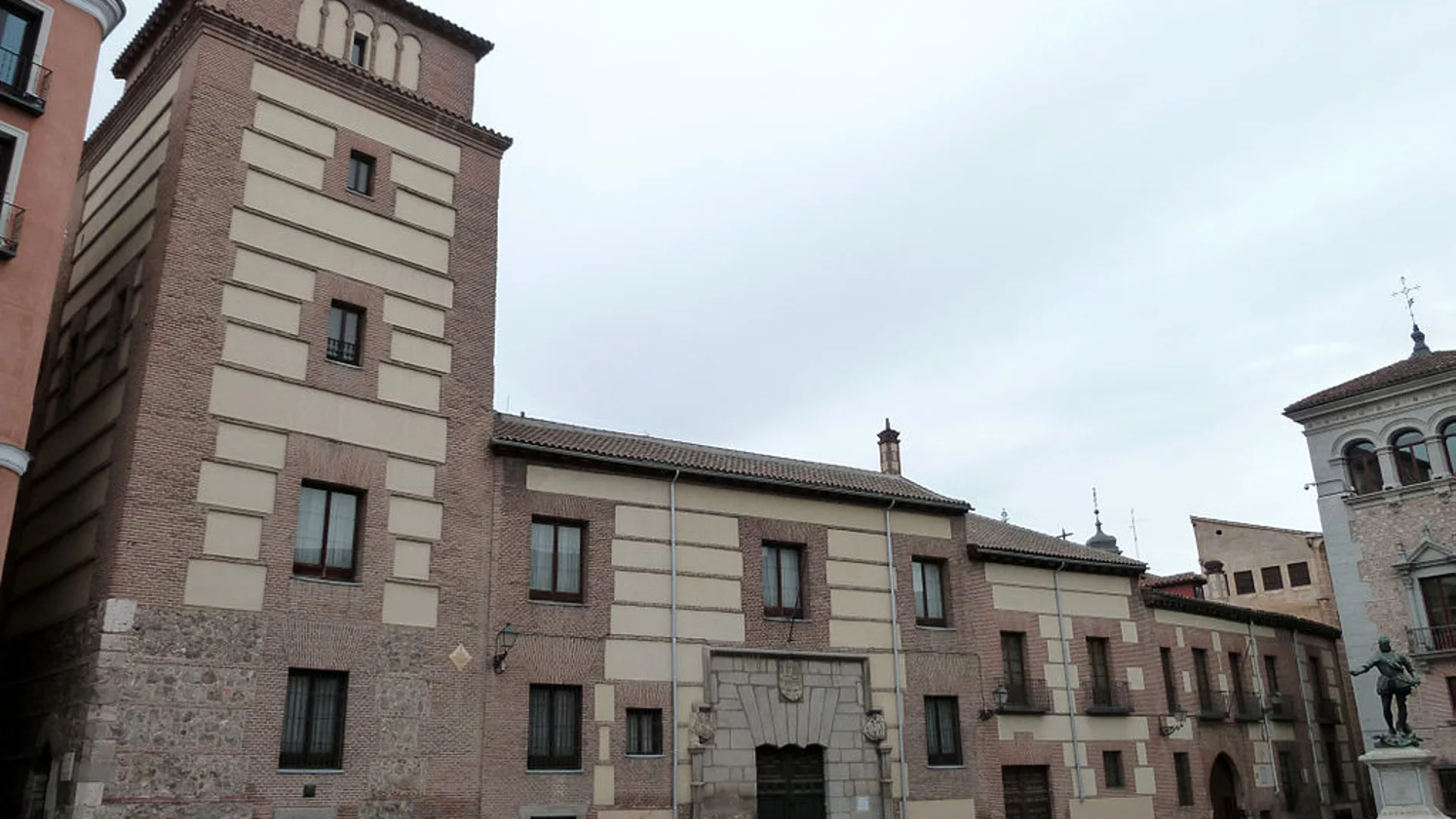 Casa y torre de los Lujanes, en la plaza de la Villa