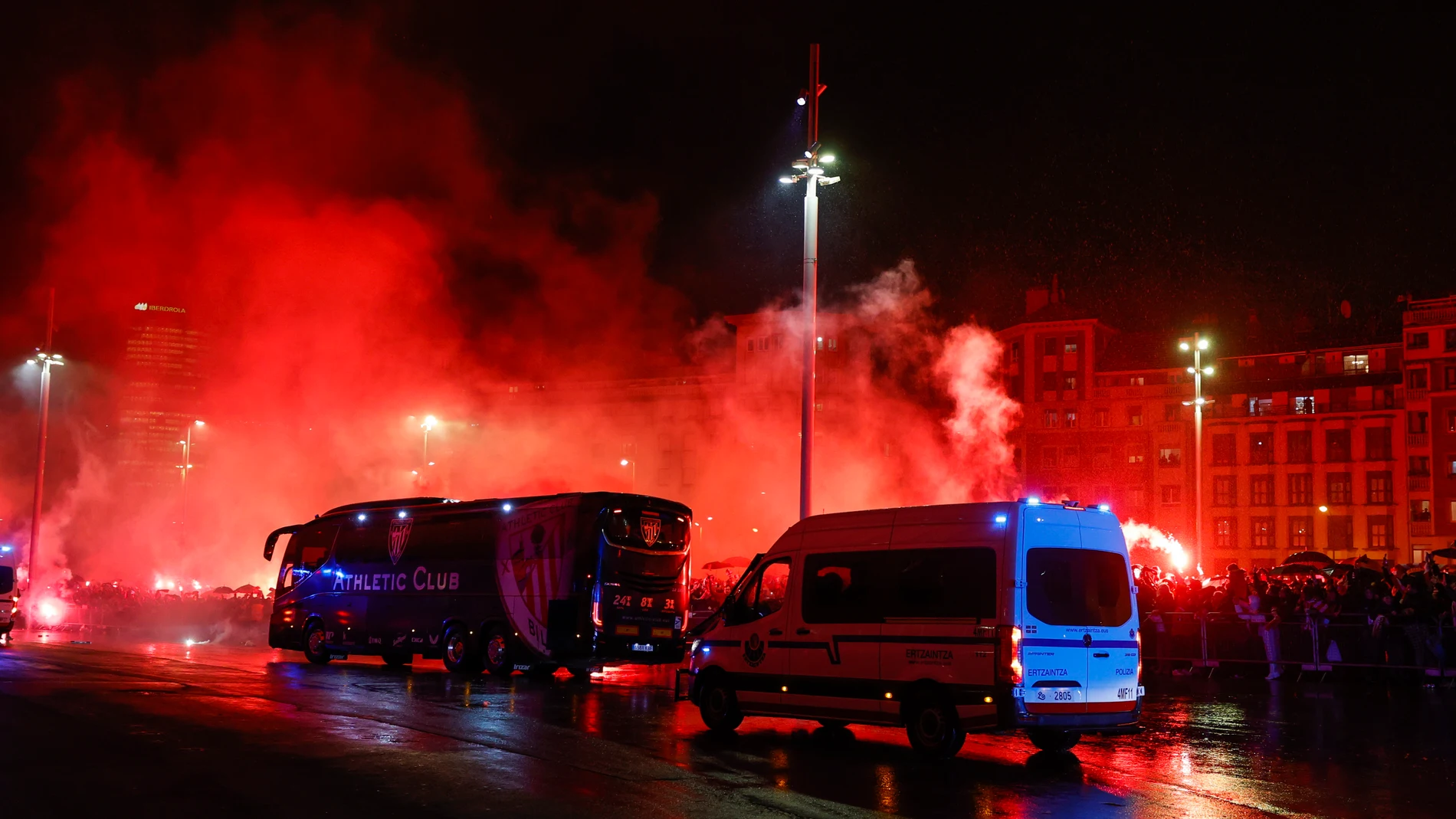 BILBAO, 29/02/2024.- El autobús del Athletic Club llega al estadio de San Mamés momentos antes del partido de vuelta de semifinales de la Copa del Rey que les enfrenta al Atlético de Madrid este jueves en Bilbao. EFE/Luis Tejido