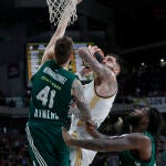 Juancho intenta taponar a Poirier