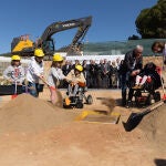 Pacientes de Sant Joan de Déu diagnosticados de alguna enfermedad rara fueron los encargados de poner la primera piedra del edificio Únicas