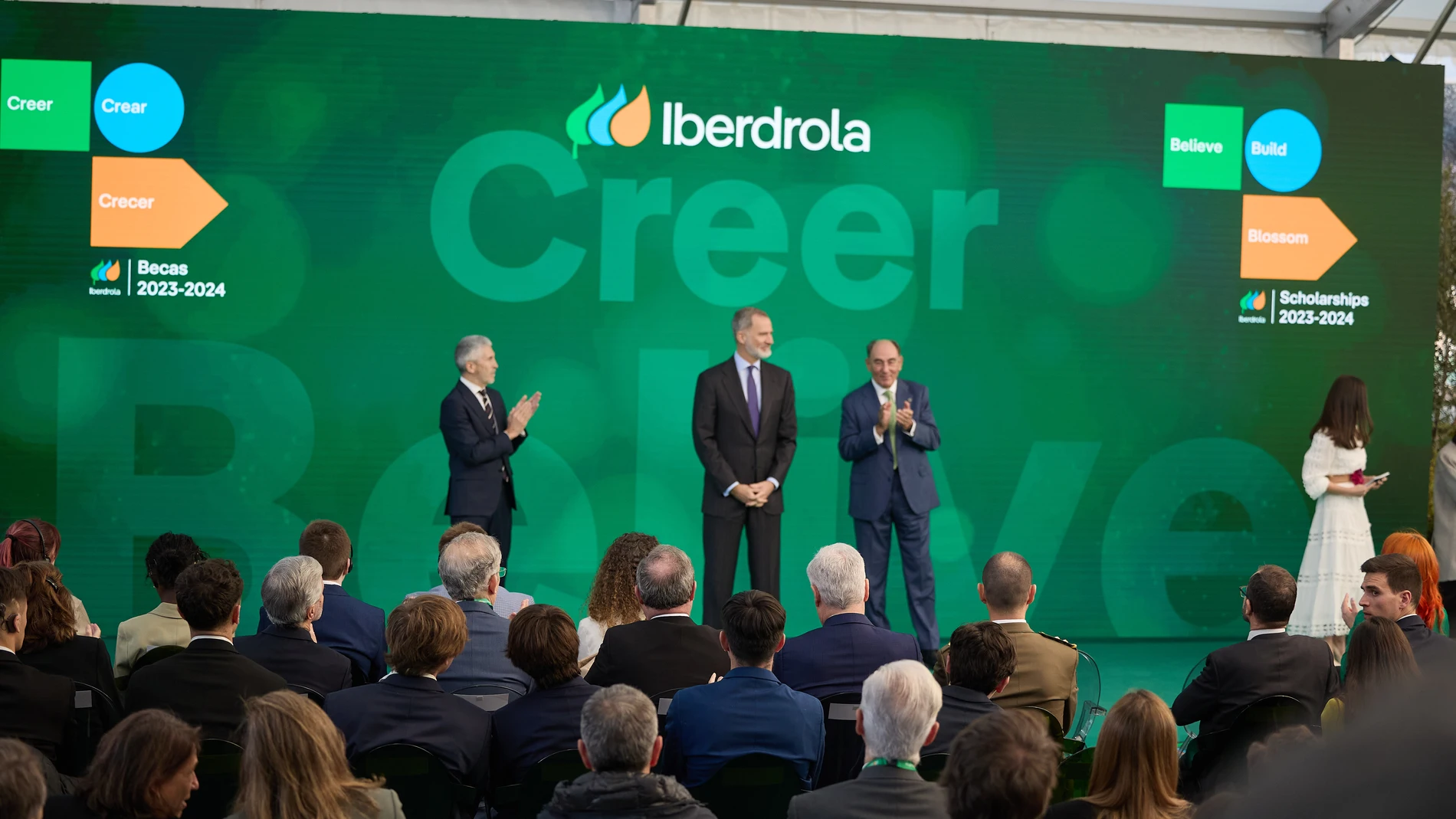 (I-D) El ministro de Interior, Fernando Grande-Marlaska; el Rey Felipe VI; y el presidente de Iberdrola, Ignacio Galán; durante la entrega de las Becas Máster Iberdrola España 2024 , en el Edificio Iberdrola, a 1 de marzo de 2024, en Madrid (España). ?Felipe VI entrega estas ayudas para fomentar la formación de jóvenes profesionales de alto nivel en el terreno de la energía, cursando estudios en diferentes áreas de interés. Iberdrola convoca estas Becas para estudios de Máster en España, para...